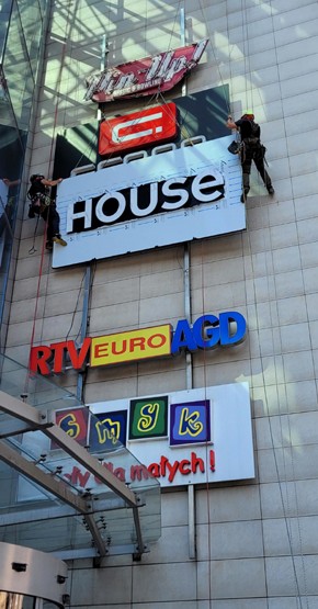 Montaż reklam na dużych wysokościa w Trójmieście.